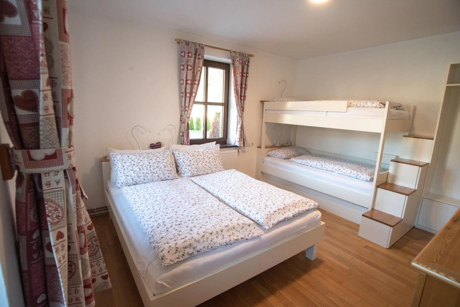 Pritlicni Apartma Hribovc Z Atrijem Kranjska Gora Esterno foto